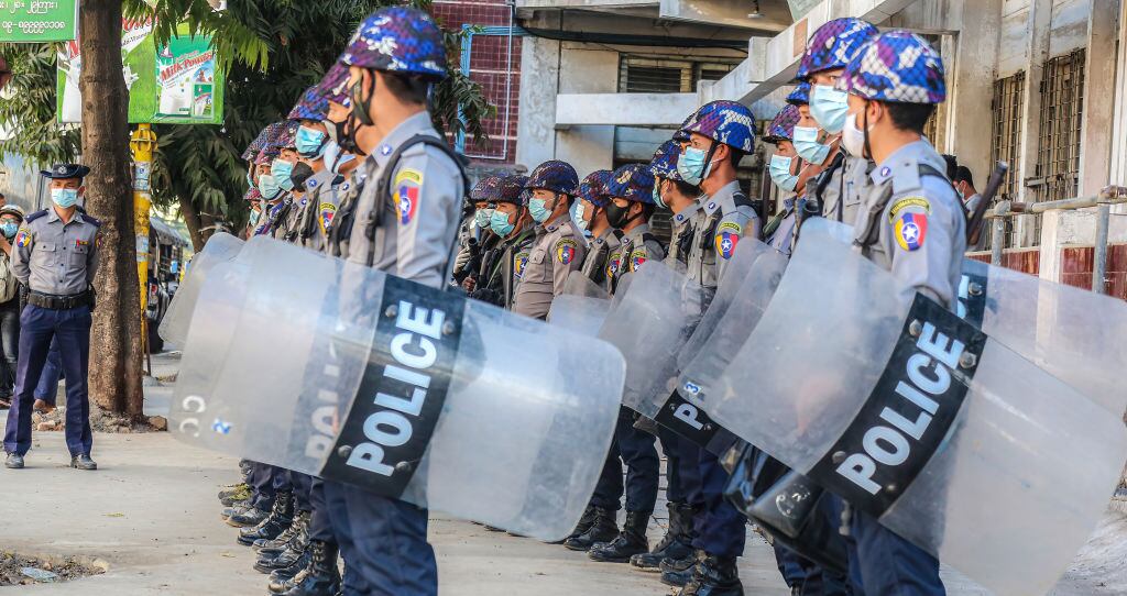 La policía sale a enfrentar las protestas en la ciudad de Mandalay