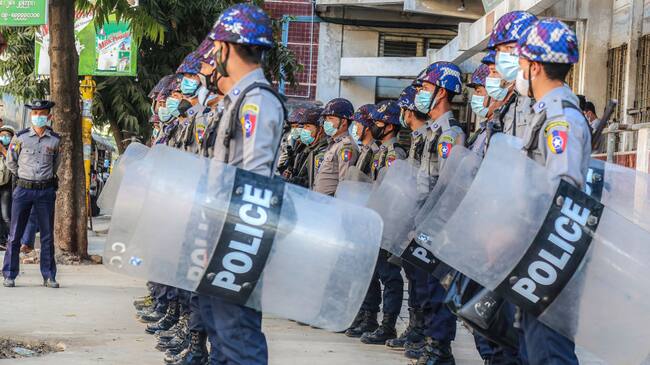 La policía sale a enfrentar las protestas en la ciudad de Mandalay