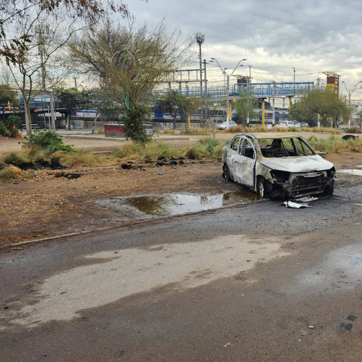 Violenta jornada en Lo Espejo: balean a un hombre, queman un automóvil y vecinos denuncian ráfagas de disparos