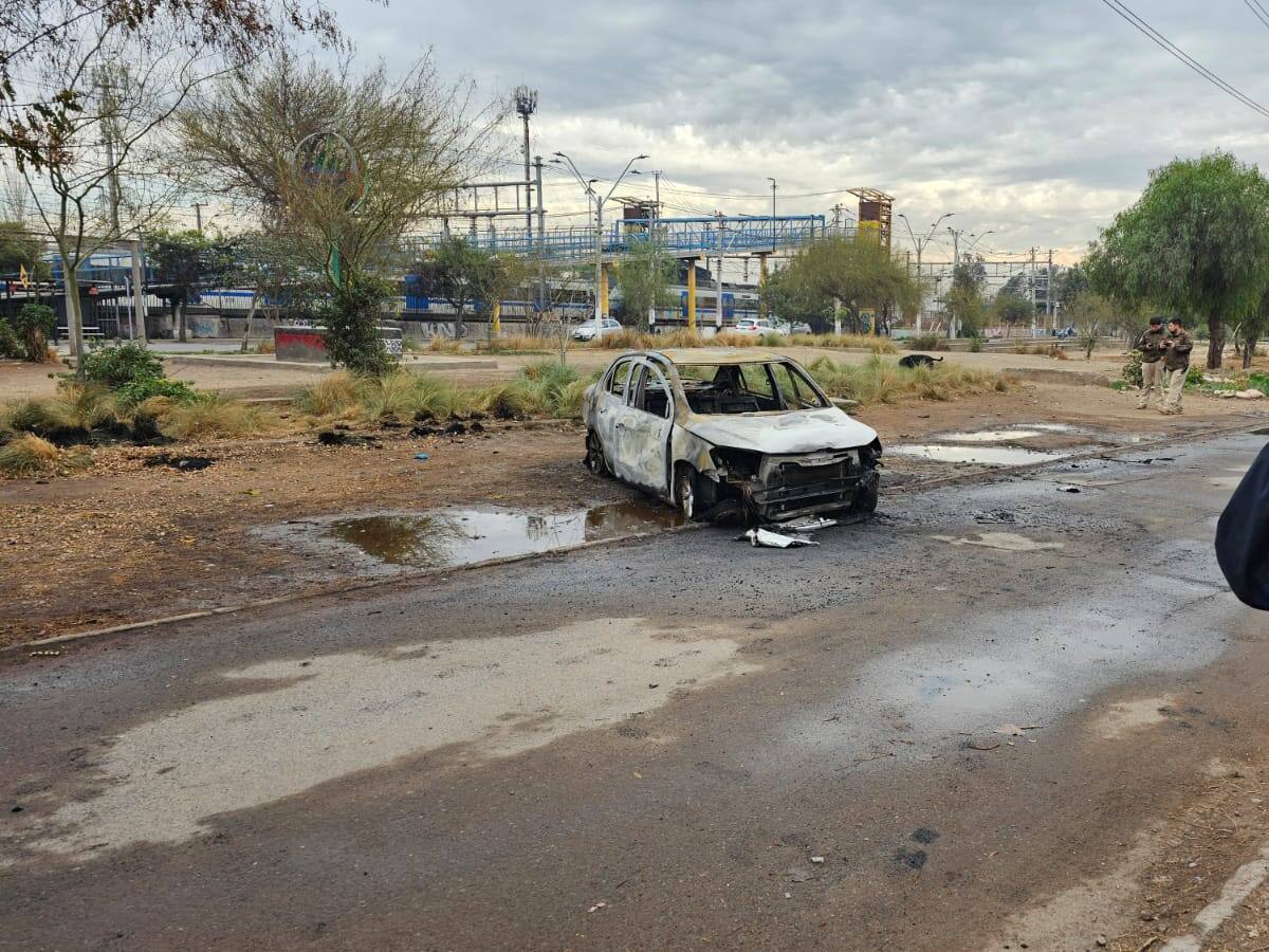 Violenta jornada en Lo Espejo: balean a un hombre, queman un automóvil y vecinos denuncian ráfagas de disparos