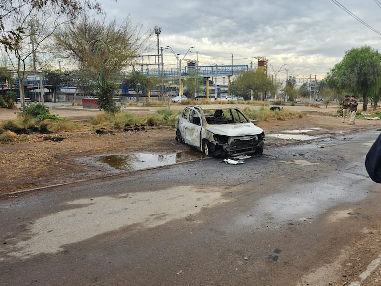 Violenta jornada en Lo Espejo: balean a un hombre, queman un automóvil y vecinos denuncian ráfagas de disparos