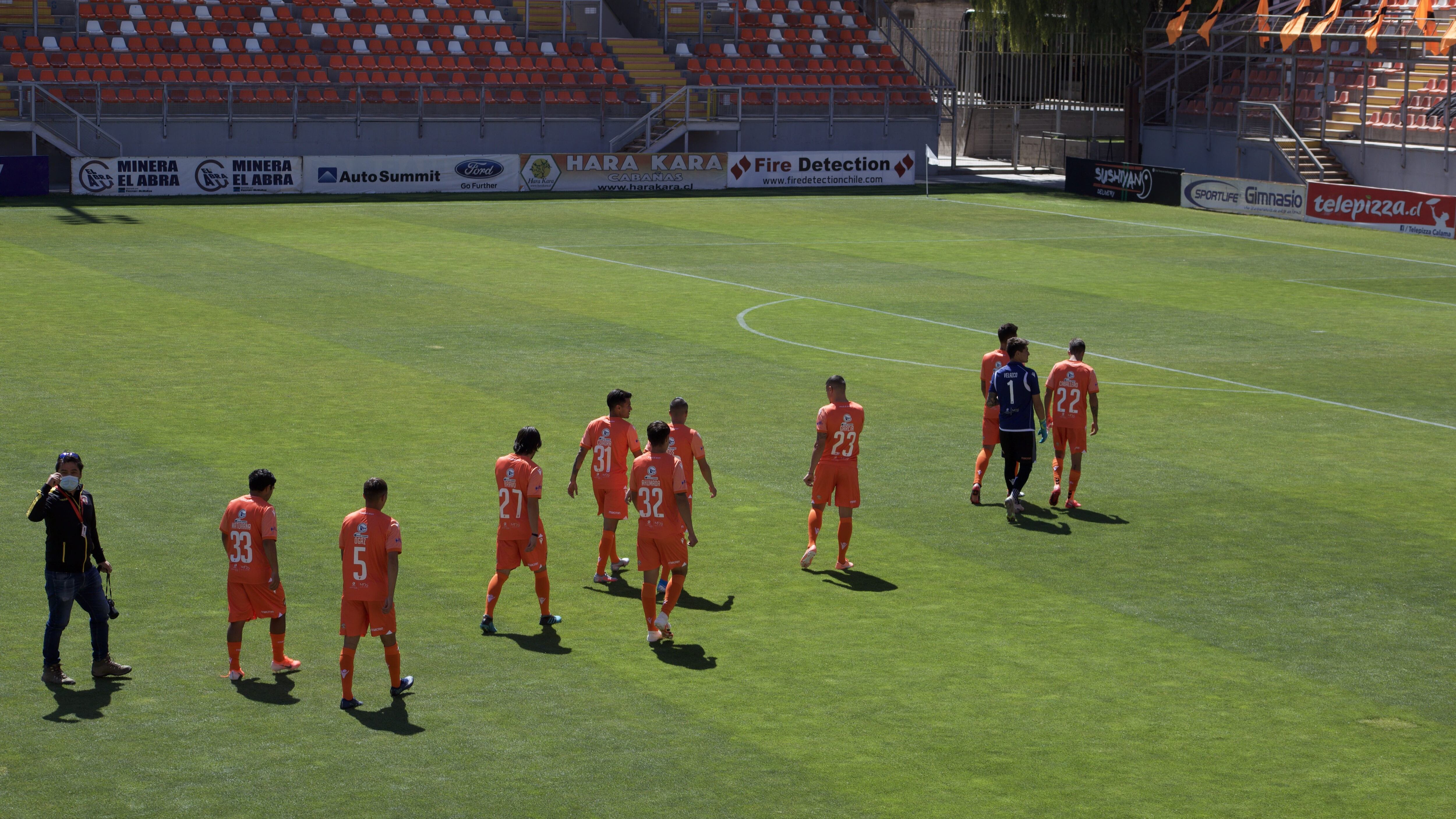 08 DE NOVIEMBRE DE 2020/CALAMAJugadores de Cobreloa se presentan al partido entre su club y Deportes Valdivia, luego que el club visitante decidiera no viajar al Estadio Zorros del Desierto de Calama, debido al brote de Coronavirus dentro del plantel, en donde se confirmaron cuatro casos positivos.
FOTO: ALFONSO FERNANDEZ/AGENCIAUNO