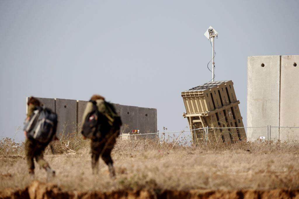 Militares caminan cerca de un sistema de multi misiles de Israel