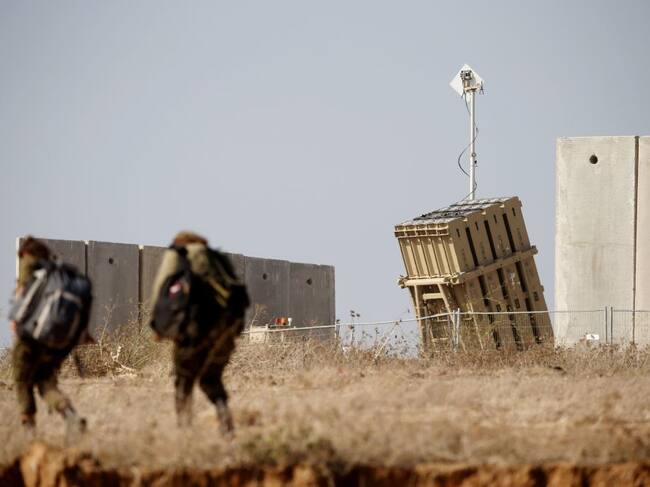 Militares caminan cerca de un sistema de multi misiles de Israel
