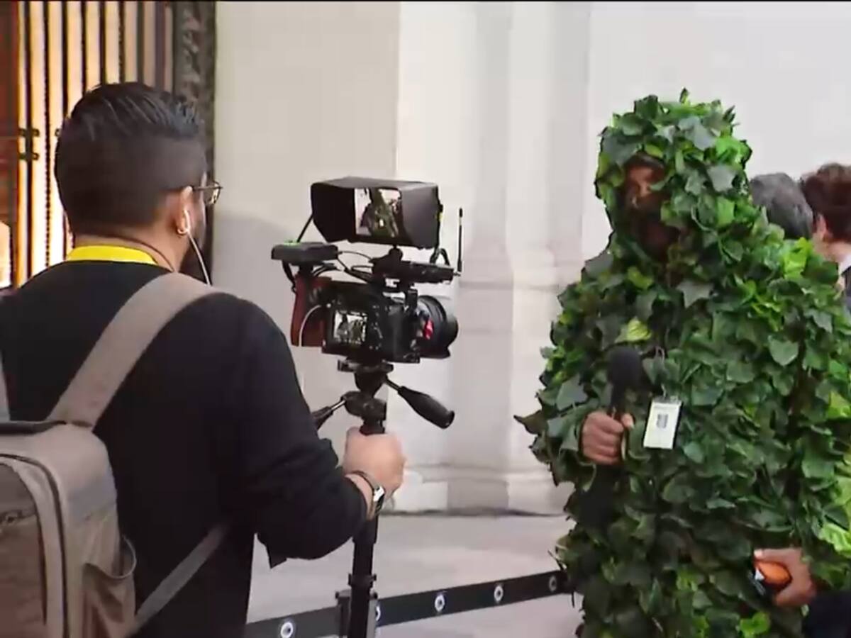 Peculiar momento en La Moneda: hombre disfrazado sorprendió a Gabriel Boric durante el cambio de mando