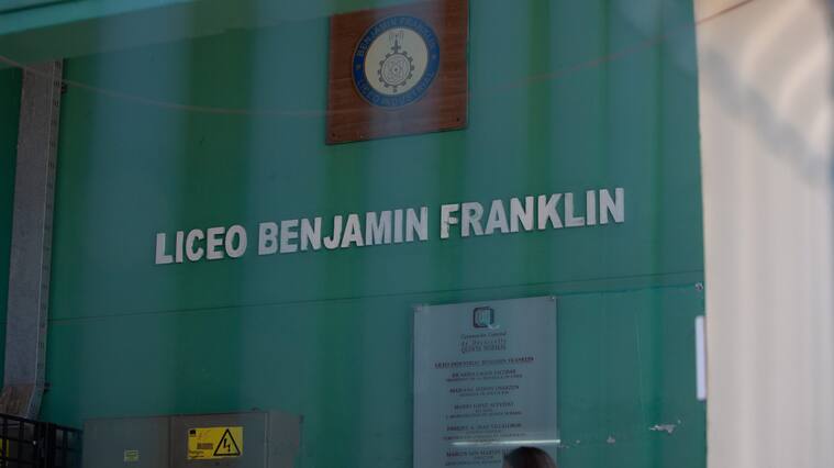 Liceo industrial Benjamin Frankiln de la comuna de Quinta Normal cancela sus clases luego que se viralizara a traves de redes sociales un video donde un alumno del establecimiento amenaza con cometer una "masacre estudiantil" el proximo lunes 4 de Abril.FOTO:LUKAS SOLIS/AGENCIAUNO