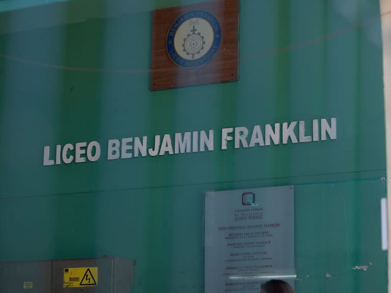 Liceo industrial Benjamin Frankiln de la comuna de Quinta Normal cancela sus clases luego que se viralizara a traves de redes sociales un video donde un alumno del establecimiento amenaza con cometer una "masacre estudiantil" el proximo lunes 4 de Abril.FOTO:LUKAS SOLIS/AGENCIAUNO