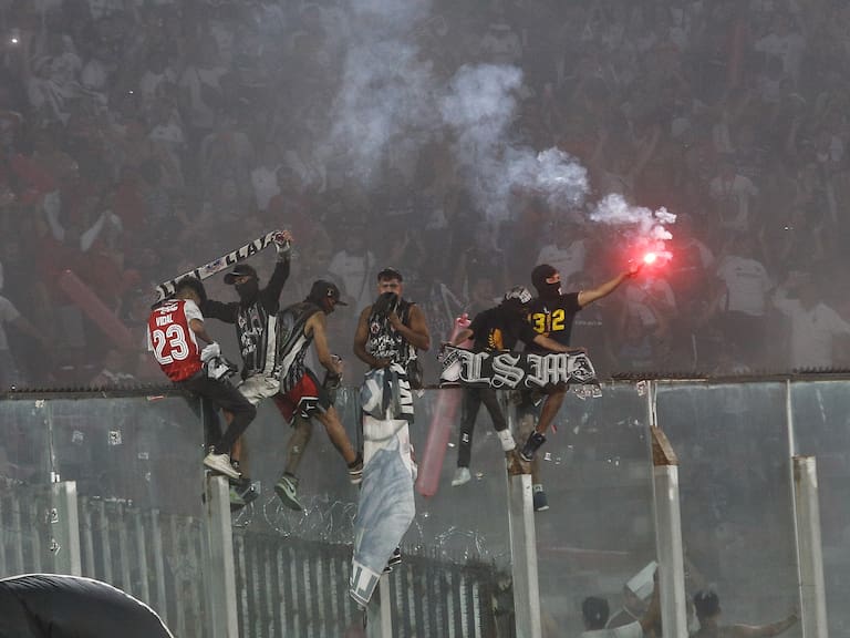 Hincha de Colo Colo cayó desde el techo de la tribuna Cordillera en la previa del partido: fue trasladado a un recinto asistencial