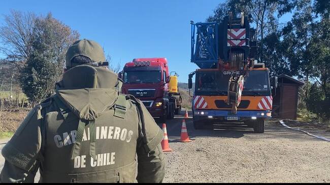 Carabineros llega hasta pasarela colapsada tras paso de un camión con carga