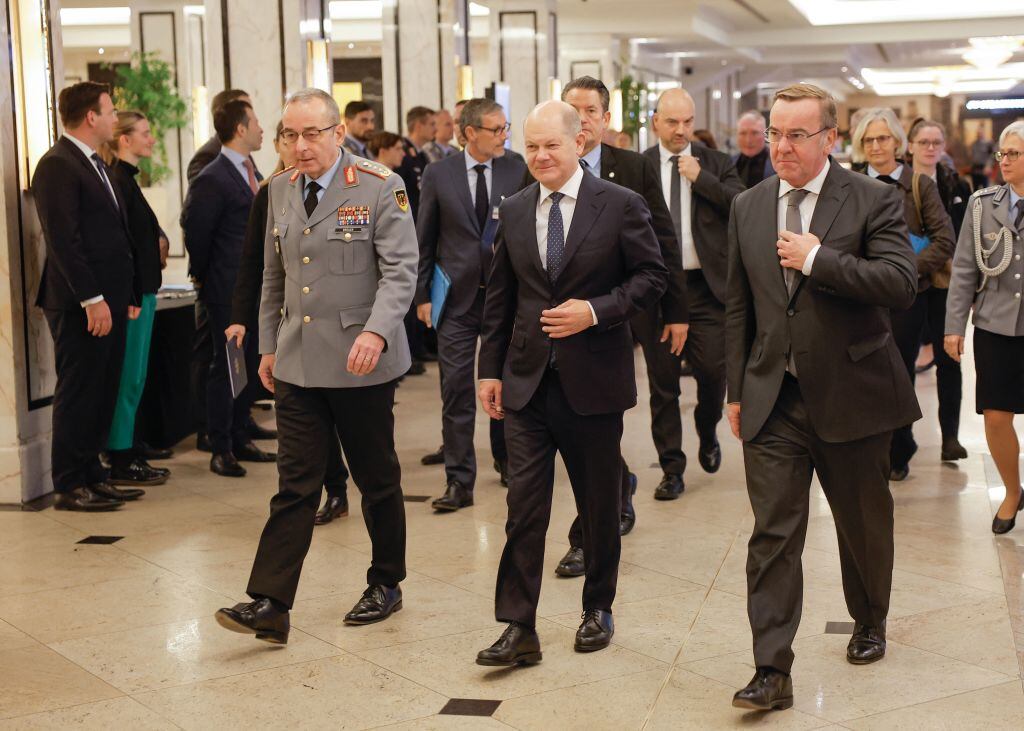 El canciller Olaf Scholz y altas manos de las fuerzas armadas de Alemania