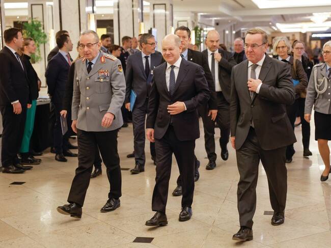 El canciller Olaf Scholz y altas manos de las fuerzas armadas de Alemania