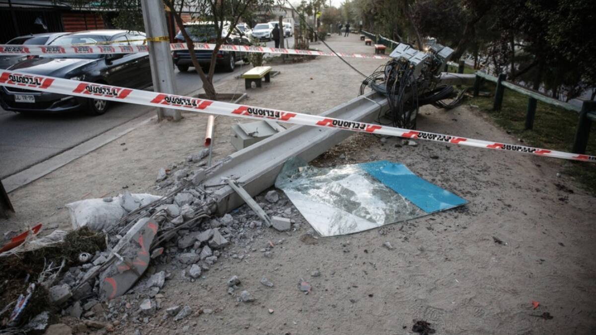 Bus del transporte público protagoniza accidente múltiple en Pudahuel: chocó a seis vehículos antes de impactar contra un poste