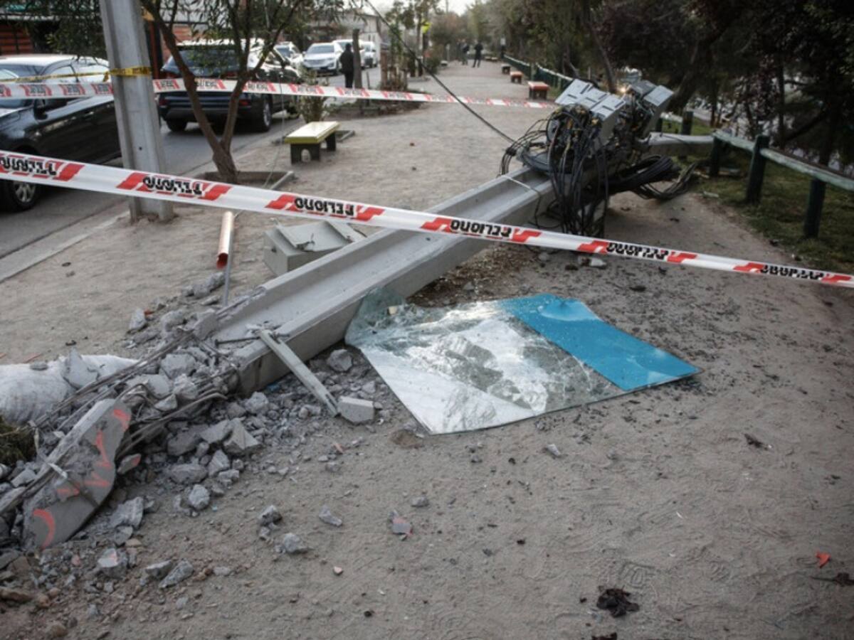 Bus del transporte público protagoniza accidente múltiple en Pudahuel: chocó a seis vehículos antes de impactar contra un poste