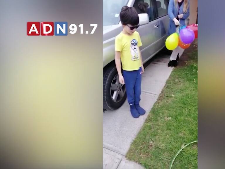 Un niño daltónico de 9 años recibió lentes especiales para su cumpleaños y por primera vez vio en colores