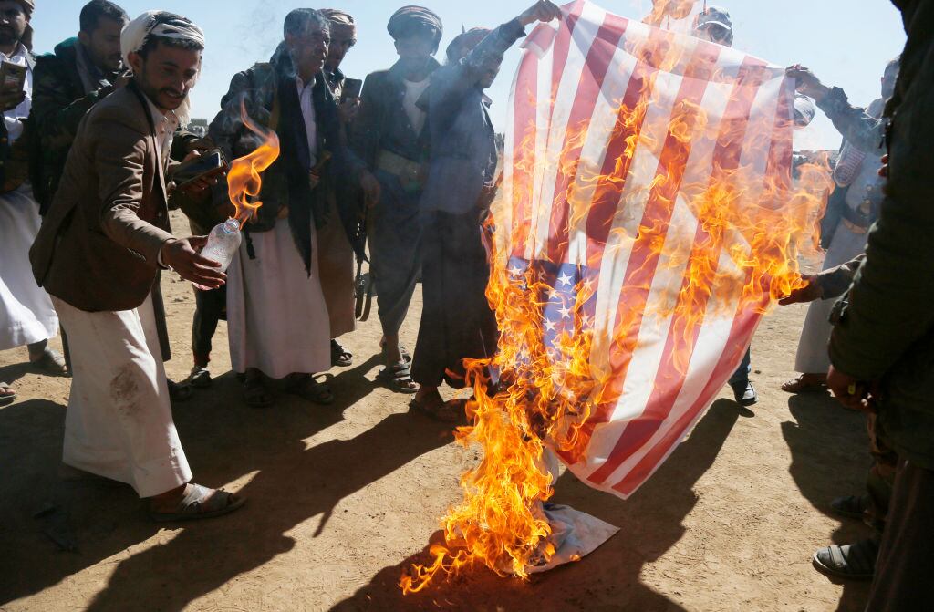 Manifestantes queman una bandera de Estados Unidos en la ciudad de Saná en Yemen.