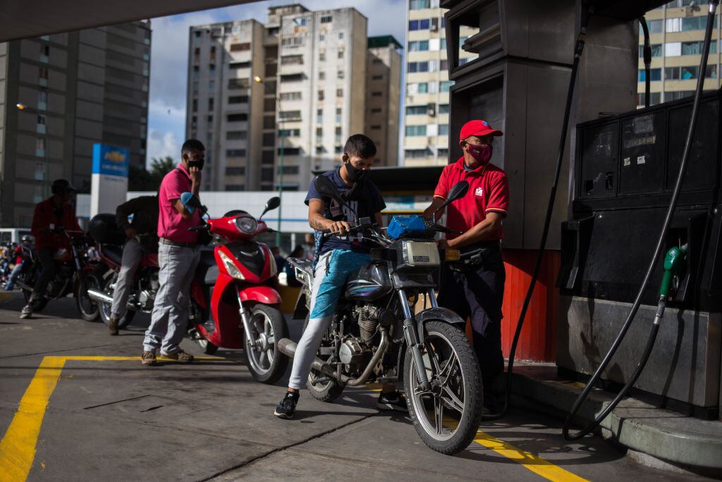 Dueños de motocicletas y automóviles hacen fila para cargar combustible en Caracas