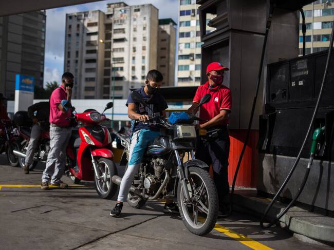 Dueños de motocicletas y automóviles hacen fila para cargar combustible en Caracas