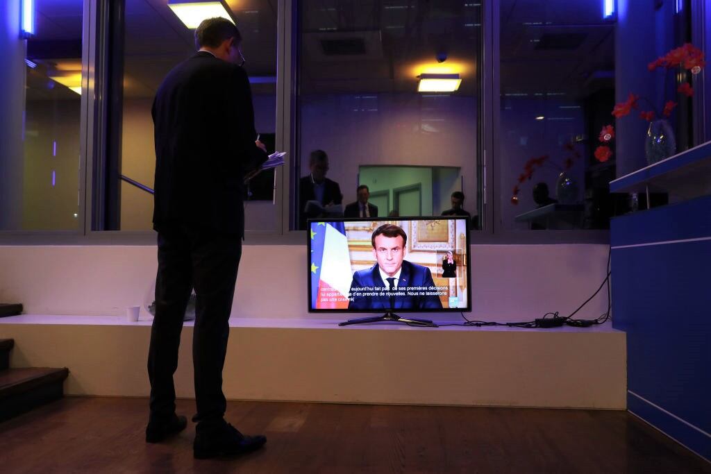 Un periodista francés toma apuntes de las declaraciones de Emmanuel Macron