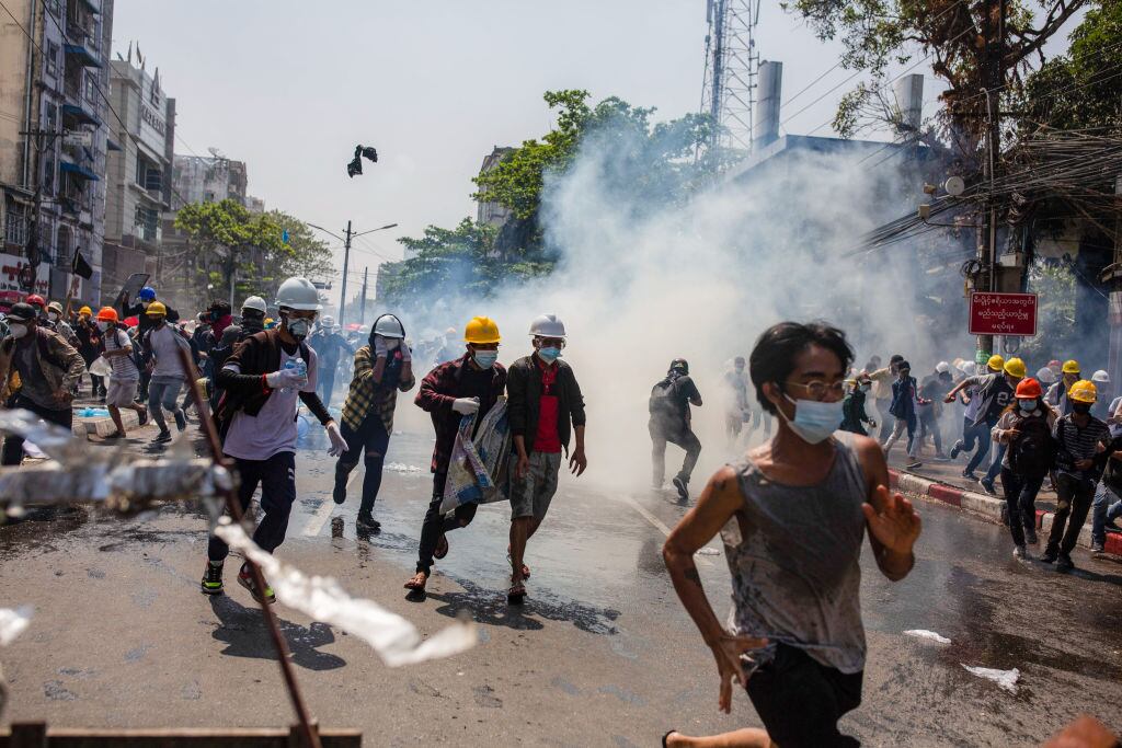 Manifestantes huyen del gas paralizante lanzado por la policía de Myanmar
