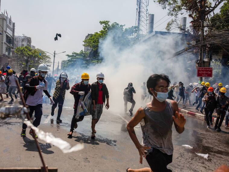 Manifestantes huyen del gas paralizante lanzado por la policía de Myanmar