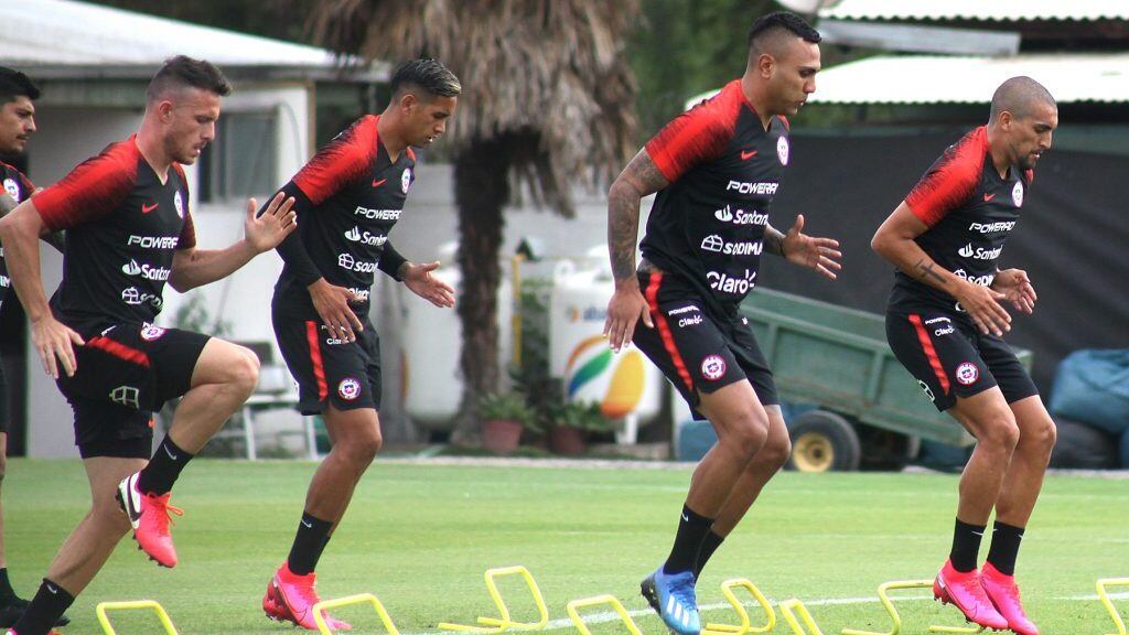24 de febrero 2020/ SANTIAGO
Jugadores de la seleccion chilena, durante el primer entrenamiento en cancha con los jugadores que estarián en el microciclo de marzo, ultima prueba antes del inicio de las Clasificatorias a Qatar 2020.
FOTO: AILEN DÍAZ/AGENCIAUNO