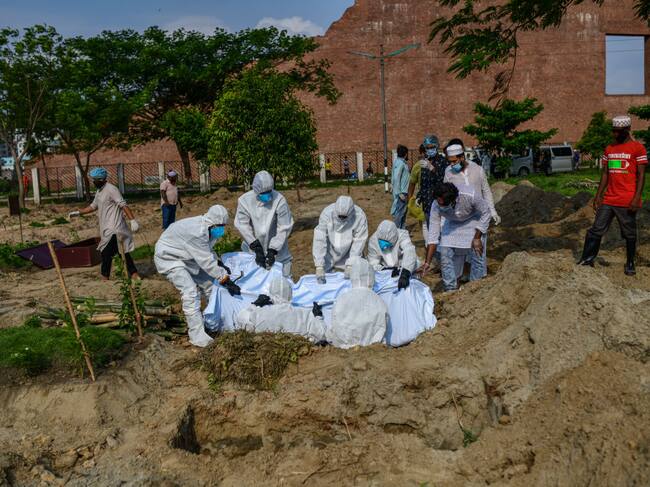 Trabajadores de cementerio entierran a víctima del Covid-19 en Bangladesh