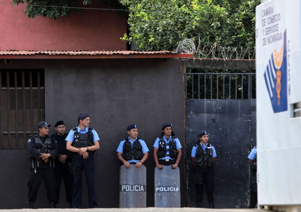 Policía realiza un operativo para detener a un opositor en Managua