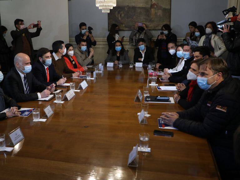 Nueva Constitución: alcaldes se reúnen con presidentes de ambas Cámaras y apuntan a explicitar rol de municipios en el acuerdo de los partidos