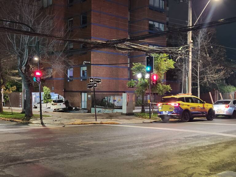 Violento accidente en Providencia termina con un vehículo incrustado en edificio
