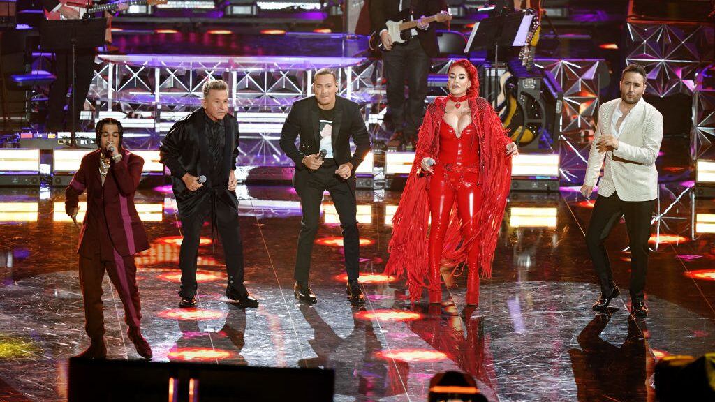 MIAMI, FLORIDA - NOVEMBER 19: (L-R) Rauw Alejandro, Ricardo Montaner, Víctor Manuelle, Ivy Queen, and Jesús Navarro perform onstage during The 21st Annual Latin GRAMMY Awards at American Airlines Arena on November 19, 2020 in Miami, Florida. (Photo by Alexander Tamargo/Getty Images for The Latin Recording Academy )