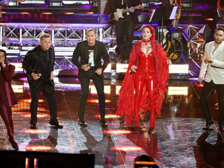 MIAMI, FLORIDA - NOVEMBER 19: (L-R) Rauw Alejandro, Ricardo Montaner, Víctor Manuelle, Ivy Queen, and Jesús Navarro perform onstage during The 21st Annual Latin GRAMMY Awards at American Airlines Arena on November 19, 2020 in Miami, Florida. (Photo by Alexander Tamargo/Getty Images for The Latin Recording Academy )