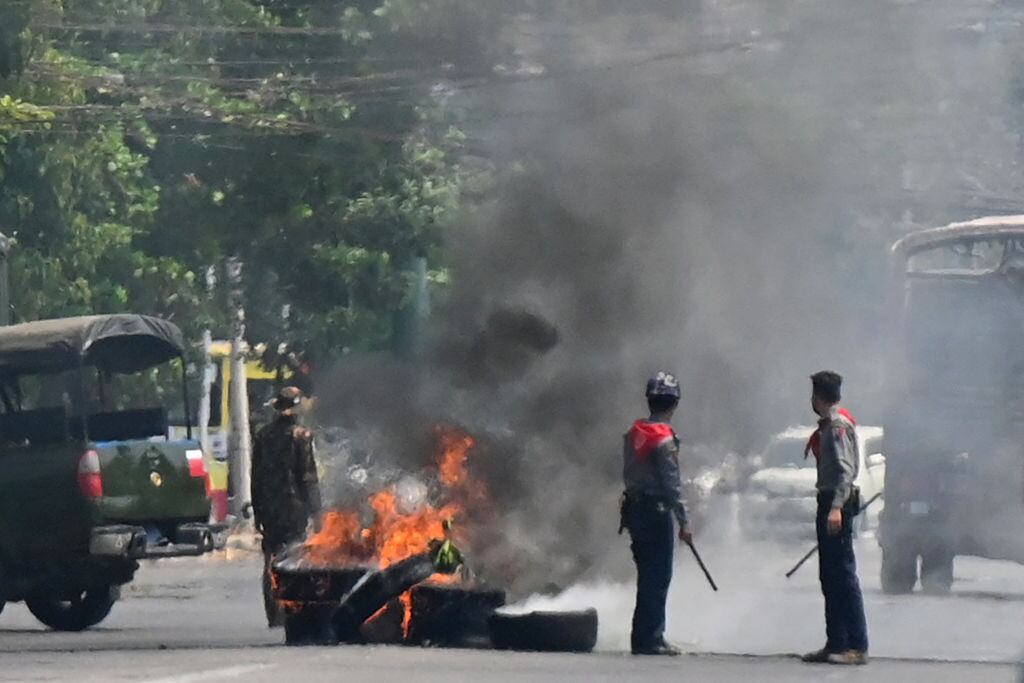 Policías intentan controlar una barricada en Rangún