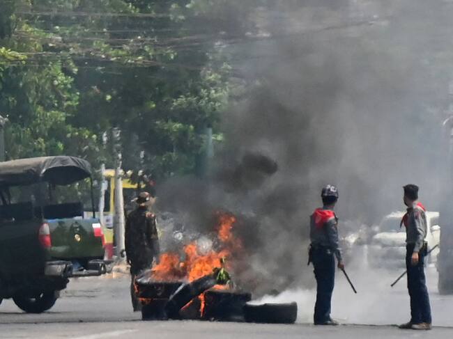 Policías intentan controlar una barricada en Rangún
