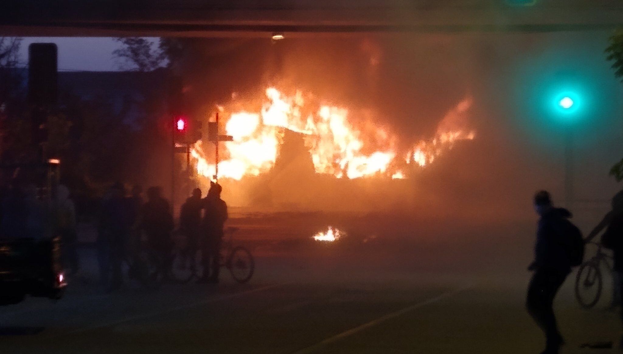 Bus del Transantiago se incendia en Puente Alto | Imagen vía @elbeatdeltambor Twitter