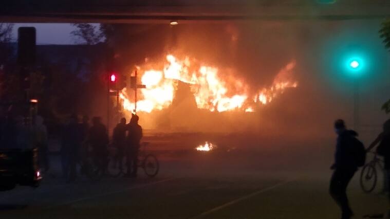 Bus del Transantiago se incendia en Puente Alto | Imagen vía @elbeatdeltambor Twitter