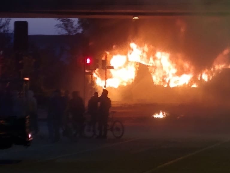 Bus del Transantiago se incendia en Puente Alto | Imagen vía @elbeatdeltambor Twitter