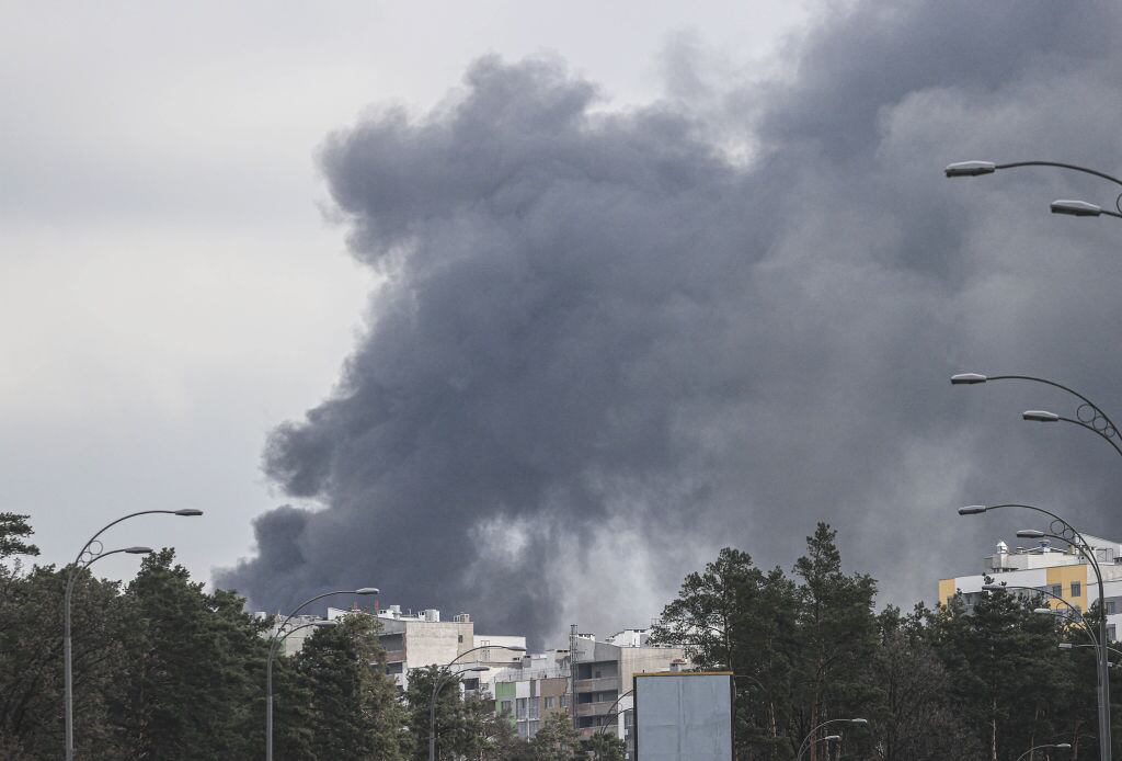 Bombardeo provoca incendios en zonas de la ciudad de Kiev