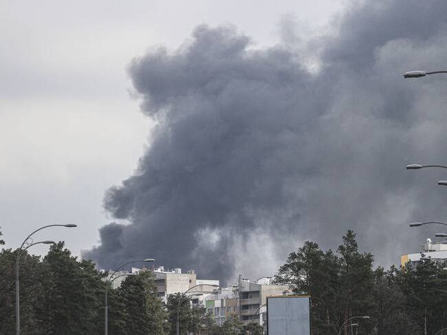 Bombardeo provoca incendios en zonas de la ciudad de Kiev