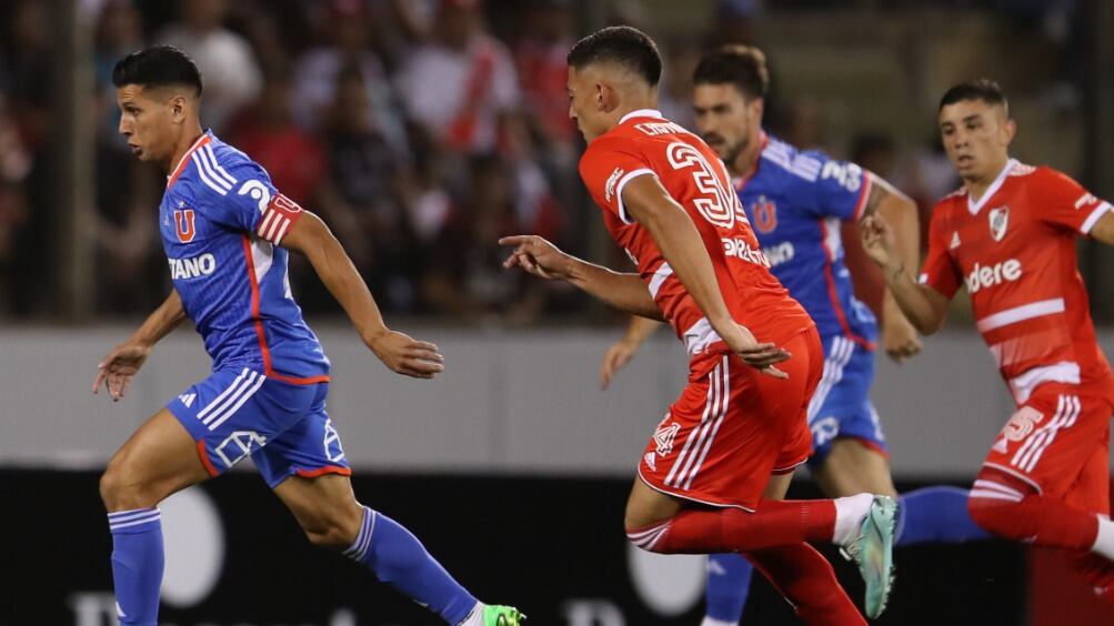 River Plate remonta y vence a Universidad de Chile en guerra de goles en Argentina