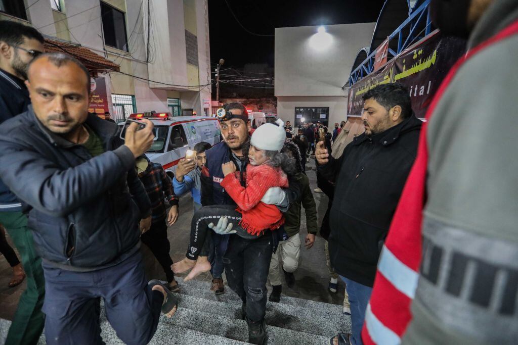 Voluntarios trasladan a niños heridos tras los ataques de las fuerzas de Israel contra la zona de Rafah, en el sur de la Franja de Gaza en el territorio de Palestina.