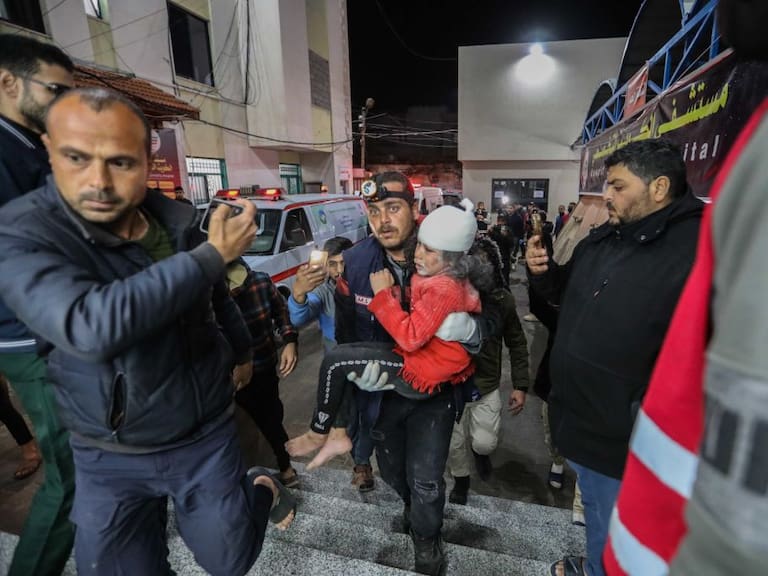 Voluntarios trasladan a niños heridos tras los ataques de las fuerzas de Israel contra la zona de Rafah, en el sur de la Franja de Gaza en el territorio de Palestina.