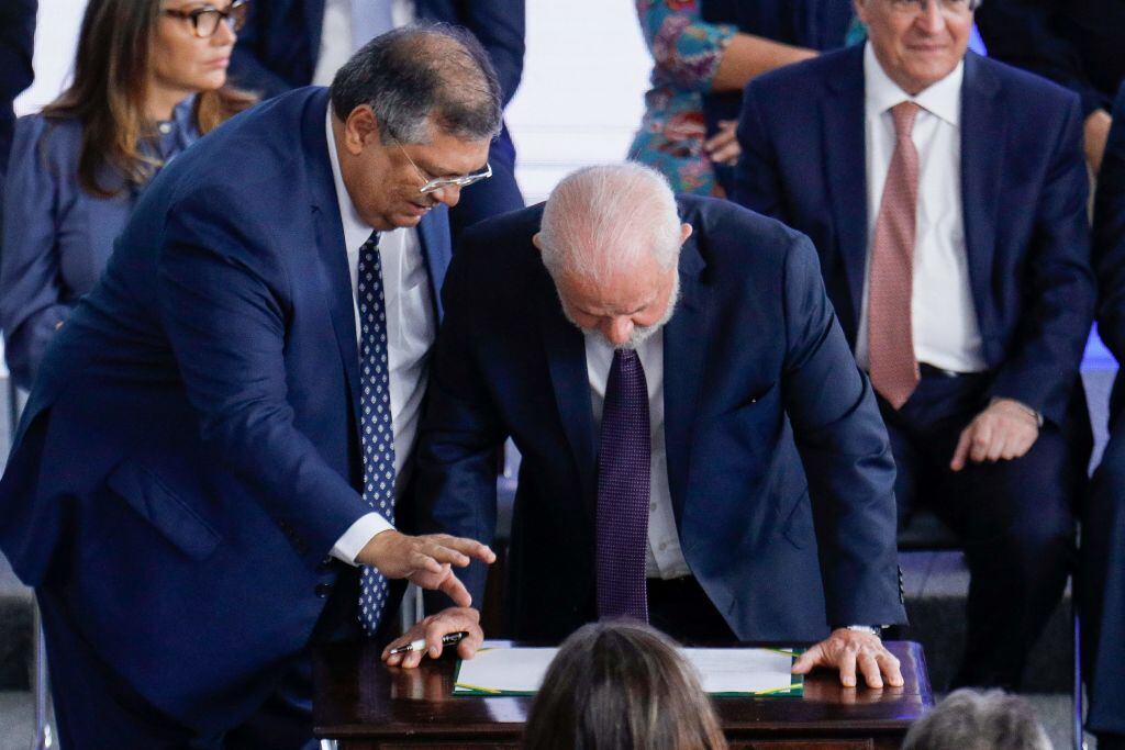 Lula firma decreto para limitar acceso a las armas en Brasil
