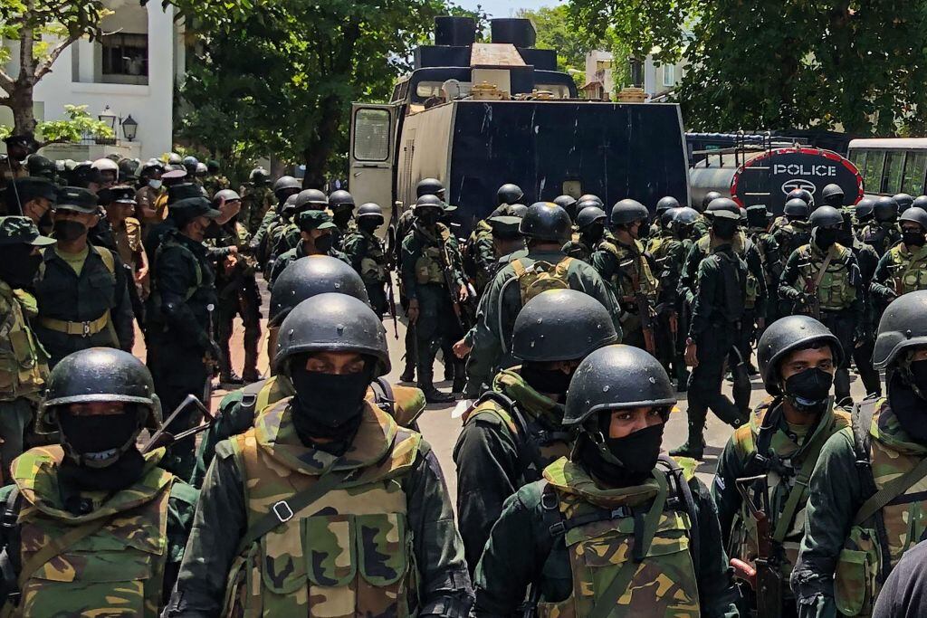 Soldados y policías cuidan la residencia del primer ministro de Sri Lanka