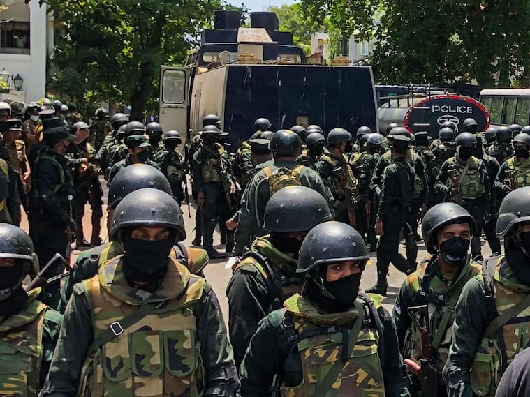 Soldados y policías cuidan la residencia del primer ministro de Sri Lanka