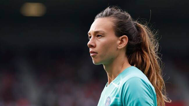 GUINGAMP, FRANCE - SEPTEMBER 21: Christiane Endler #16 of Paris Saint-Germain looks on during the Trophee des Championnes between Olympique Lyonnais and Paris Saint-Germain at Stade du Roudourou on September 21, 2019 in Guingamp, France. (Photo by Catherine Steenkeste/Getty Images)