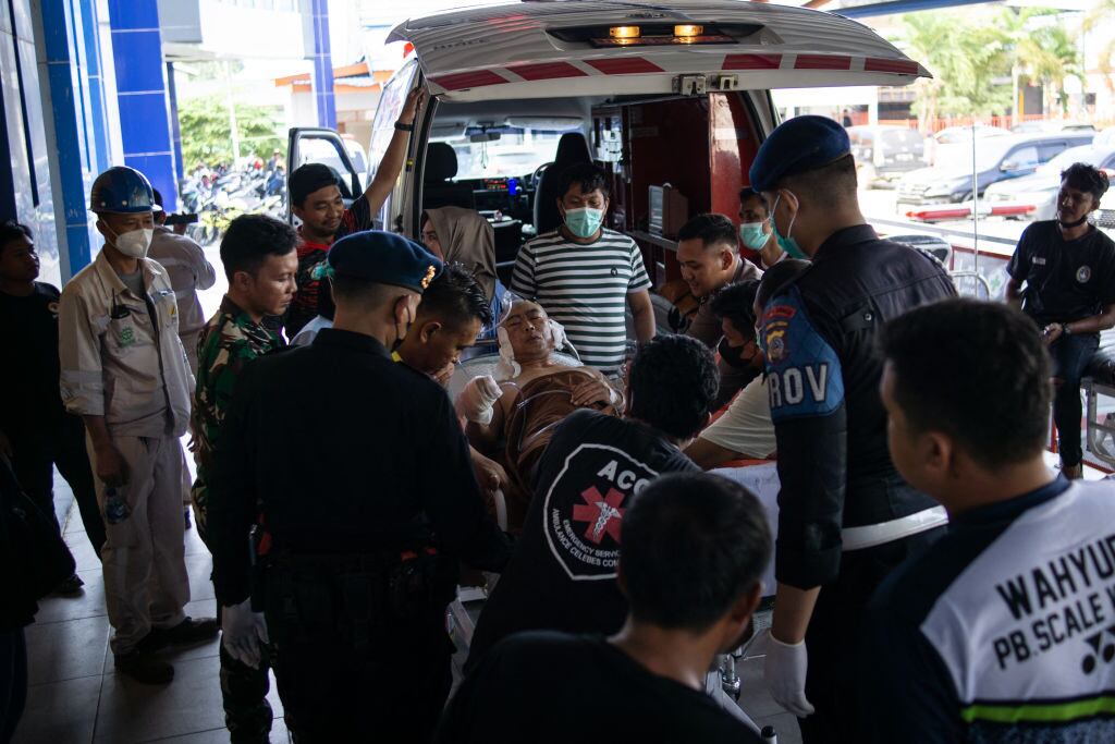 Un trabajador herido es llevado a un hospital tras la explosión que afectó a una planta de níquel en Indonesia.