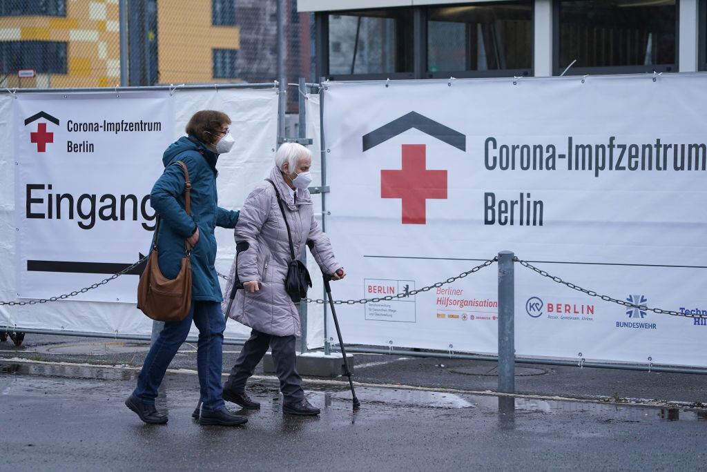 Adulta mayor se dirige a un centro de vacunación contra el Covid-19 en Berlín