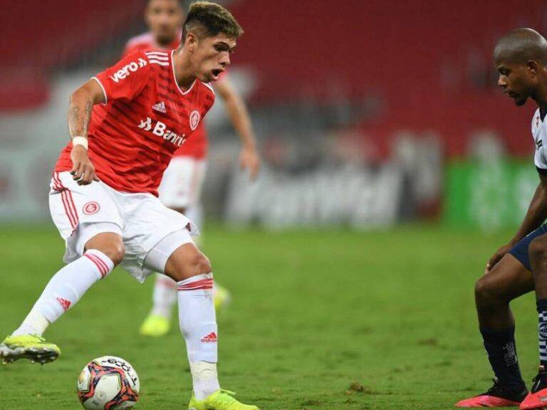 Entrenador de Inter de Porto Alegre reveló el complejo momento que atraviesa Carlos Palacios en Brasil