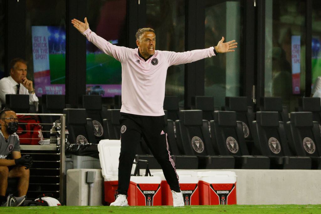 Phil Neville alabó a Robbie Robinson: "Su llegada a la selección chilena nos beneficia a todos"