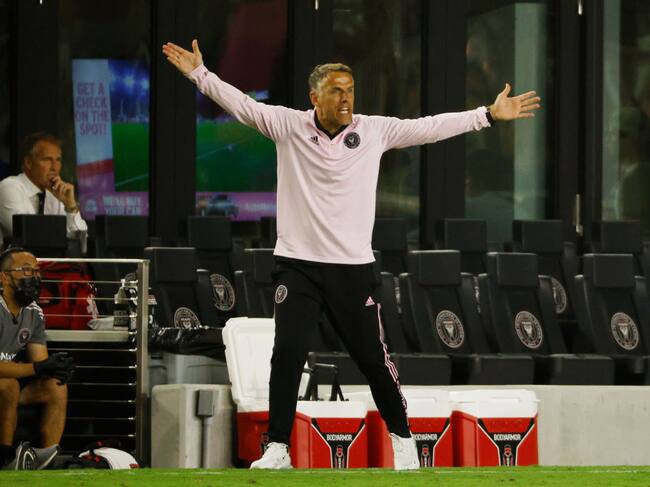 Phil Neville alabó a Robbie Robinson: "Su llegada a la selección chilena nos beneficia a todos"